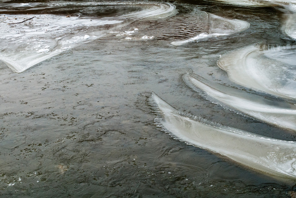 Fonte de glace courbe lisse abstraite dans la rivière
. - Photo, image