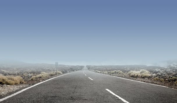Чистое небо над пустой сельской дорогой
 - Фото, изображение