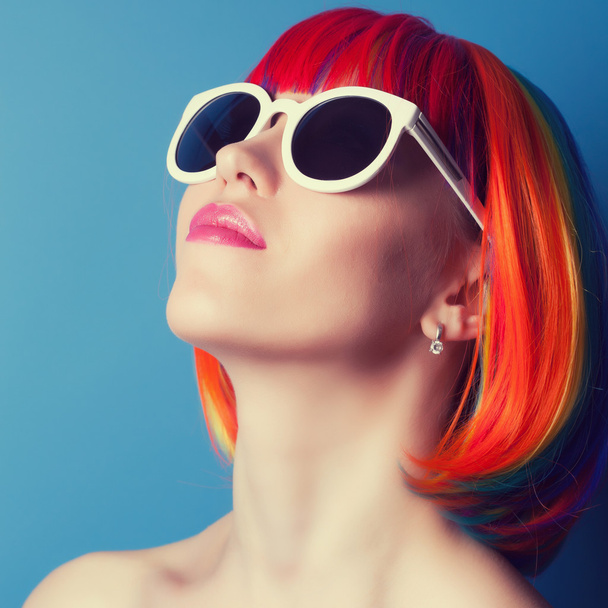 Woman wearing wig and sunglasses - 写真・画像