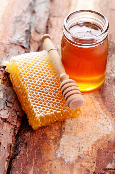 Tarro de miel con panal de miel
 - Foto, imagen