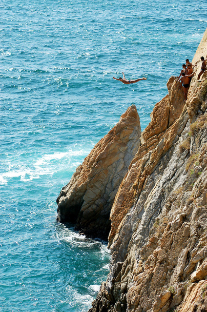 Groep van cliff duikers in gratis vliegen, Acapulco, Mexico. - Foto, afbeelding