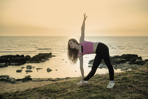 fitness e sport concetto donna fare stretching
  - Foto, immagini