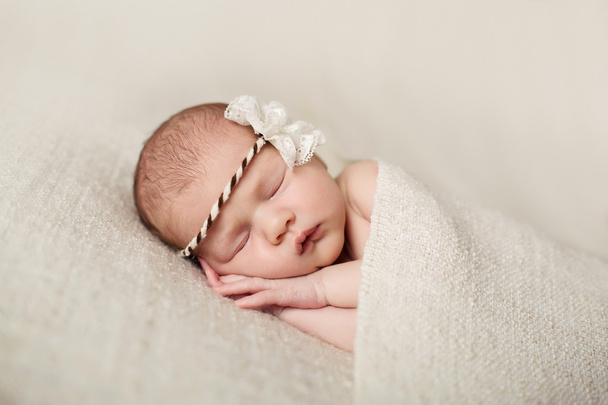 新生児の女の子、毛布の上 asleeping. - 写真・画像