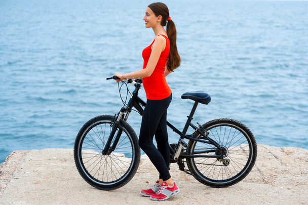 Kobieta sport z rowerów na plaży - Zdjęcie, obraz