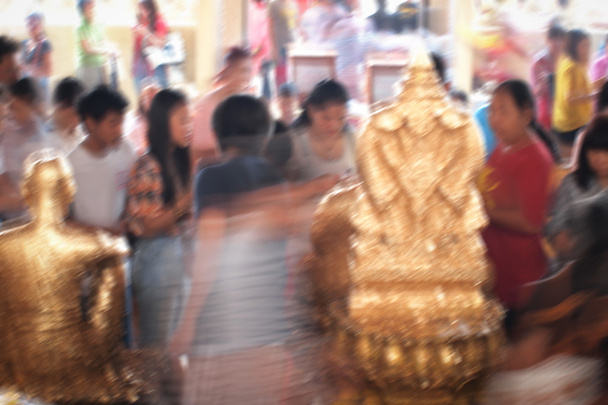 Las personas desenfocadas viajan al templo
 - Foto, imagen
