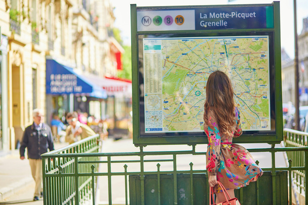 Young Parisian woman near the subway plan - Foto, immagini