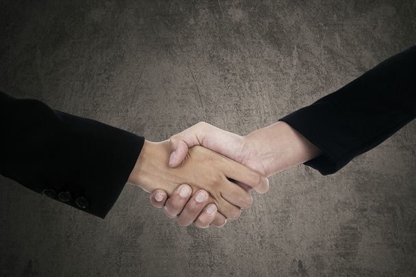 Два бизнесмена пожимают друг другу руки
 - Фото, изображение