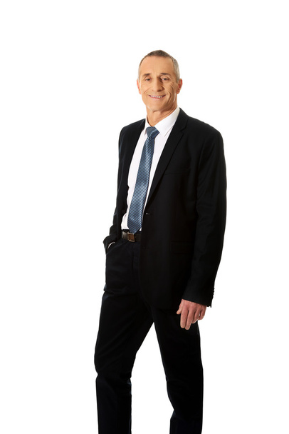Smiling businessman with hand in pocket - Fotoğraf, Görsel