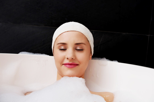 Bathing woman relaxing in bath. - Foto, Imagem