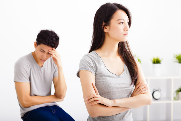 mladí manželé nemluví po boji v obývacím pokoji  - Fotografie, Obrázek