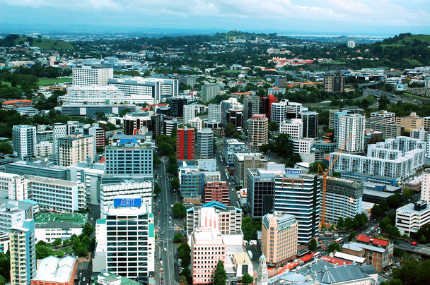 Auckland Sky Tower miasta idealna portu lotnicze panorama w Nowej Zelandii. - Zdjęcie, obraz