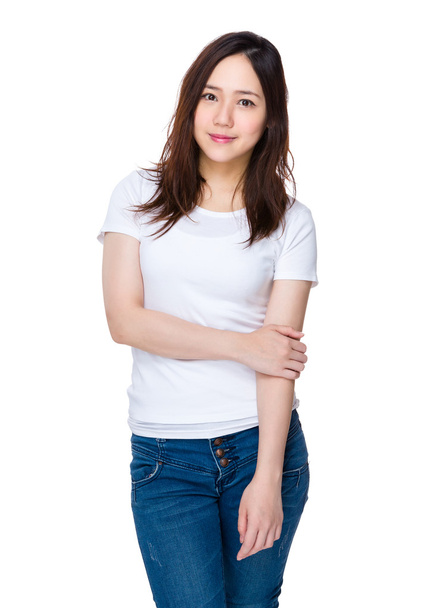 Joven asiática mujer en blanco camiseta
 - Foto, imagen