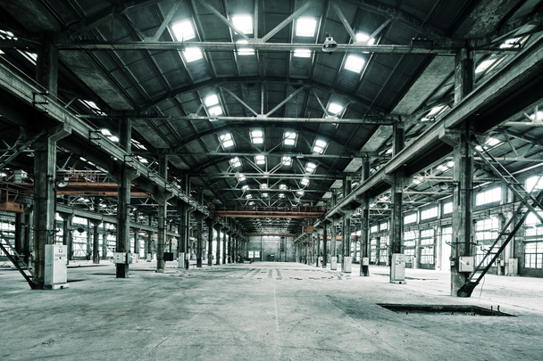 Tyhjä lattia hylätyssä tehtaassa
 - Valokuva, kuva