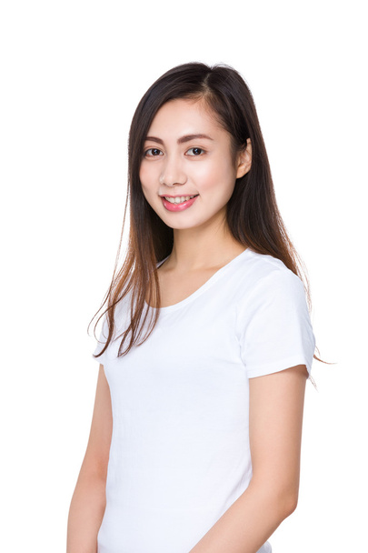 Азиатская девушка в белой футболке
 - Фото, изображение