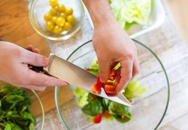 man preparing vegetable salad - Foto, immagini