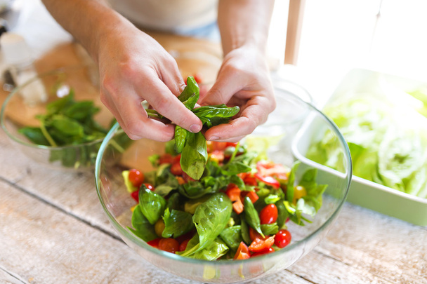 man preparing vegetable salad - Foto, immagini