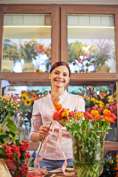 woman florist holding flowers - Foto, afbeelding