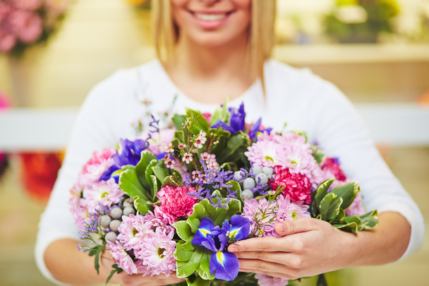 Флорист зі свіжим квітковим букетом
 - Фото, зображення