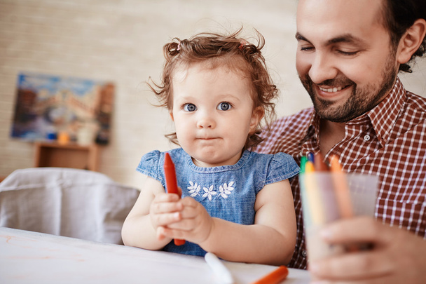 father and  daughter drawing with crayons - Fotoğraf, Görsel