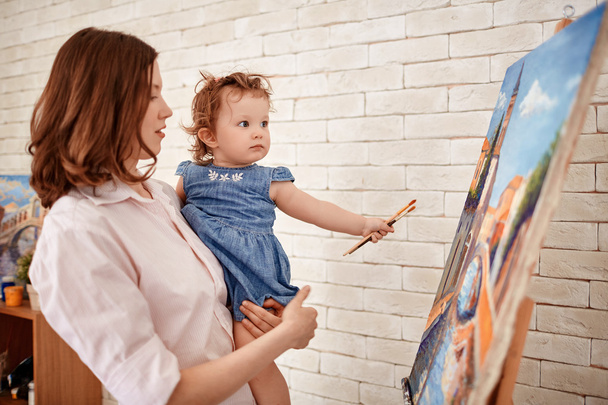 moeder en kleine dochter kijken naar schilderij - Foto, afbeelding