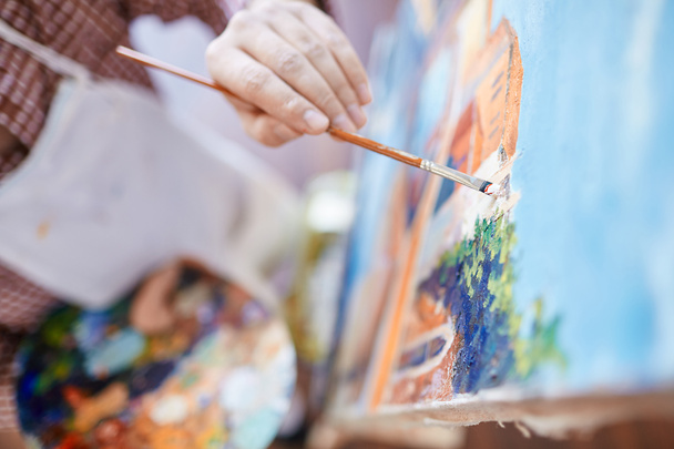 sanatçının tuval üzerine boya fırçası boyama - Fotoğraf, Görsel