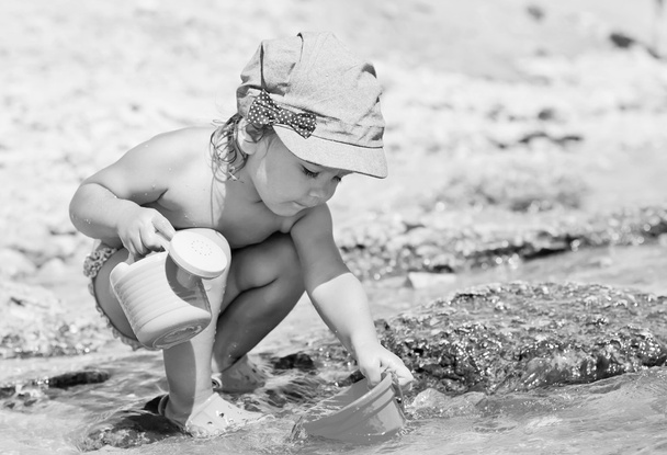 Милая девочка играет на пляже
  - Фото, изображение