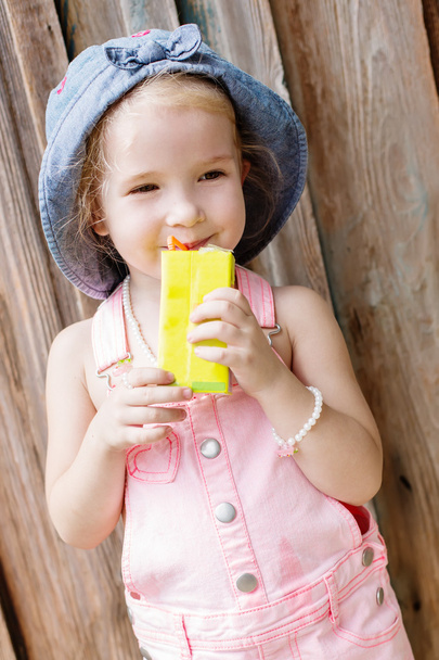 щаслива маленька дівчинка п'є сік
 - Фото, зображення