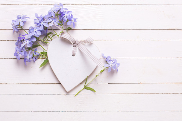 Background with blue flowers and decorative heart - Valokuva, kuva