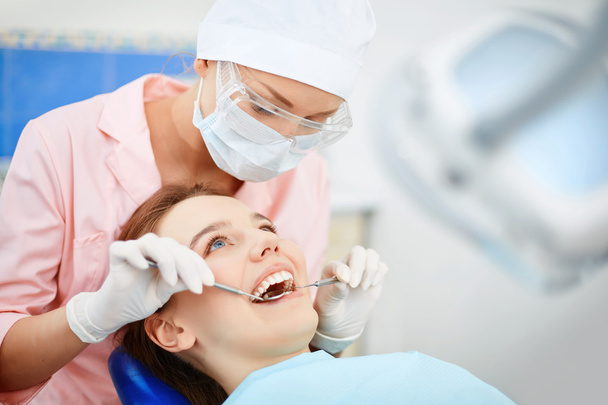 woman having mouth checkup - Foto, Bild