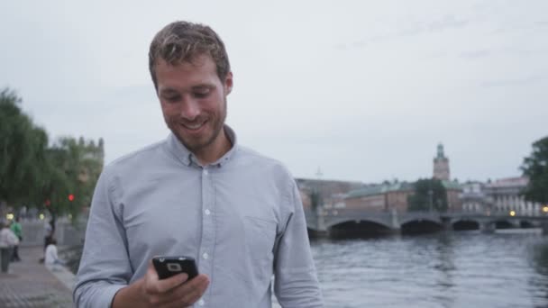 Man sms texting in Stockholm - Footage, Video
