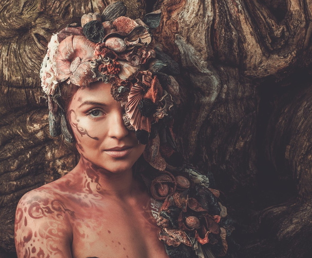 Mujer ninfa en un bosque mágico
 - Foto, Imagen