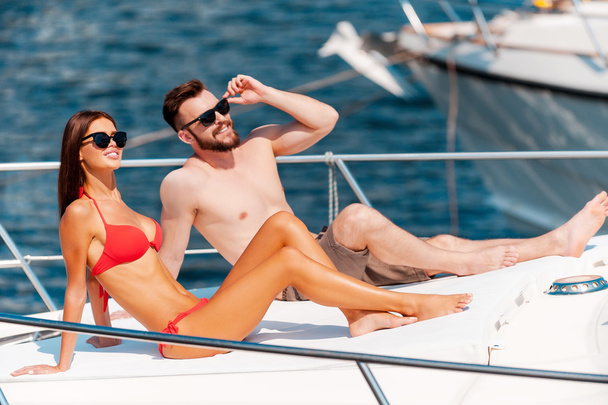 couple sunbathing on deck of yacht - Foto, Bild