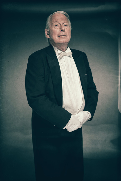 Butler portant costume tuxedo formel
 - Photo, image