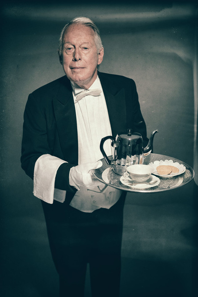 Senior mannelijke Butler dragen Tuxedo - Foto, afbeelding
