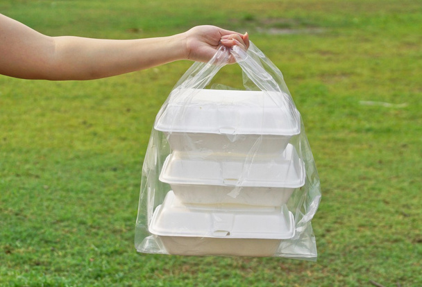 main tenant un sac en plastique transparent
 - Photo, image