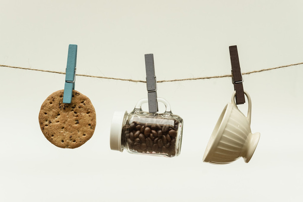 Um biscoito, uma garrafa de grãos de café
 - Foto, Imagem