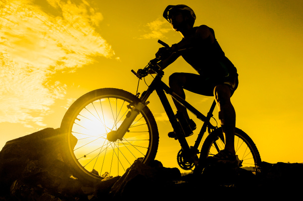 йоліст зі своїм гірським велосипедом
 - Фото, зображення