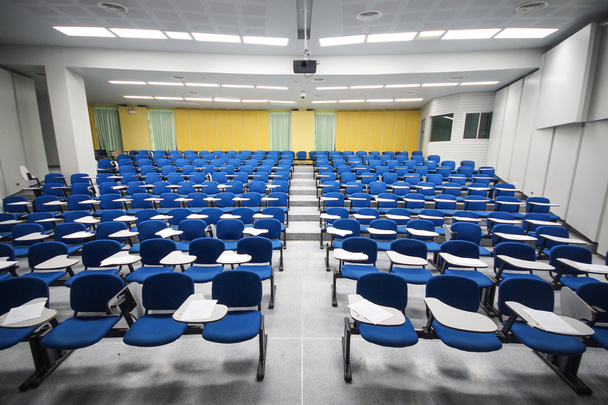 Chaises de conférence dans une salle de classe
 - Photo, image