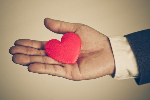 Homme d'affaires donnant un cœur rouge à un client
 - Photo, image