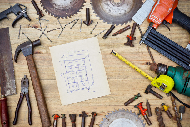 mesa de madera con muchos tipos de herramientas
 - Foto, Imagen