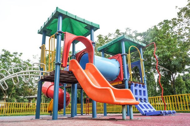 Parco giochi colorato per bambini
 - Foto, immagini