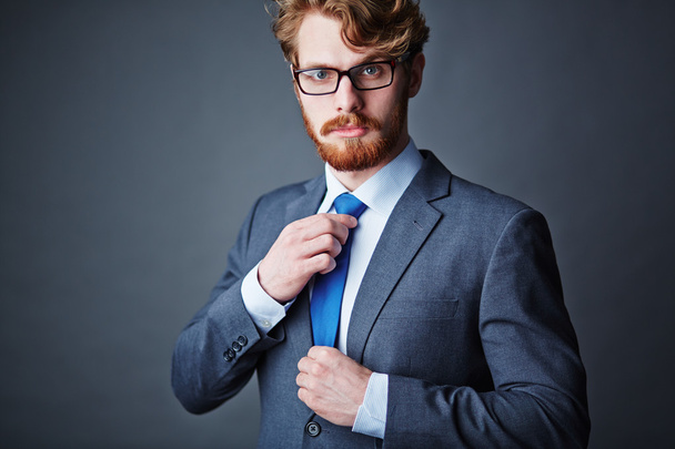 férfi szemüvegek és elegáns öltöny - Fotó, kép