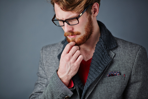 Zamyšlený mladý muž v brýlí - Fotografie, Obrázek