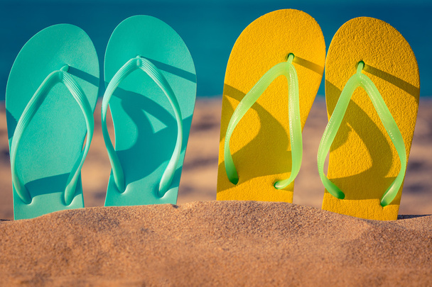 flip-flops στην άμμο - Φωτογραφία, εικόνα