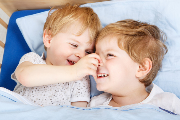 Kleine Geschwister haben Spaß im Bett zu Hause - Foto, Bild