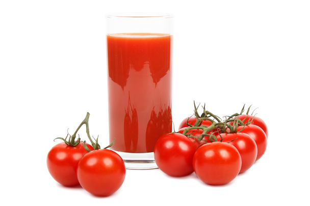 Jugo de tomate y manojo de tomates sobre blanco
. - Foto, Imagen