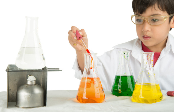 Menino aprendendo em química na ciência na aula
 - Foto, Imagem