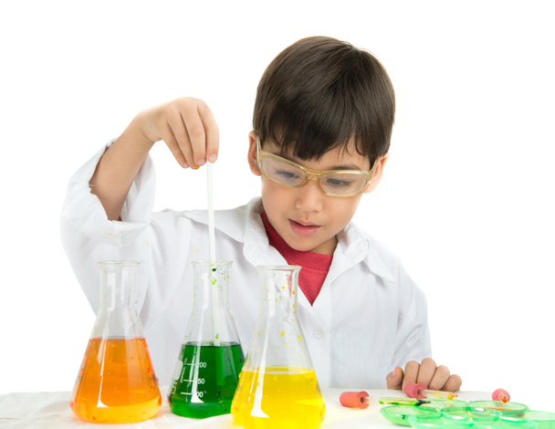 Pequeño niño aprendiendo en química en ciencias en clase
 - Foto, Imagen