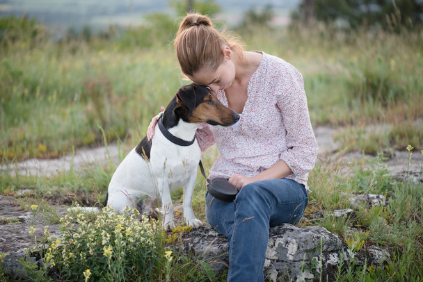 schönes Mädchen posiert mit einem Hund. Außenporträt - Foto, Bild