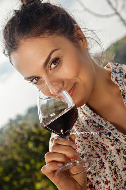 Giovane donna che beve vino - Foto, immagini